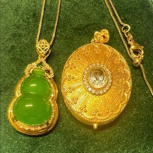 Elegant pretty unique style Gold and Green Jade Hulu style locket pendant